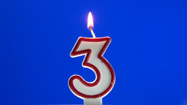 Numero 3 - tre candele di compleanno accese - spegnere alla fine — Video Stock