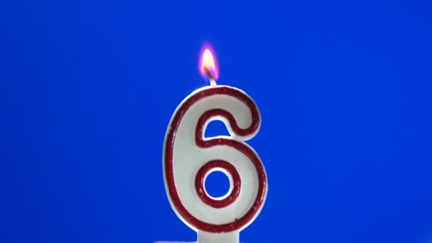 Numero 6 - sei candele di compleanno accese - spegnere alla fine — Video Stock