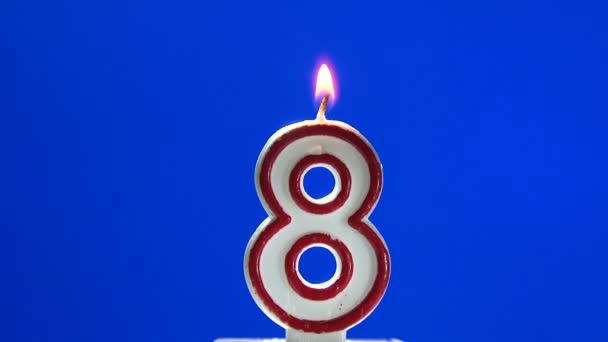 číslo 8-osm narozeninové svíčky hořící - sfouknout na konci