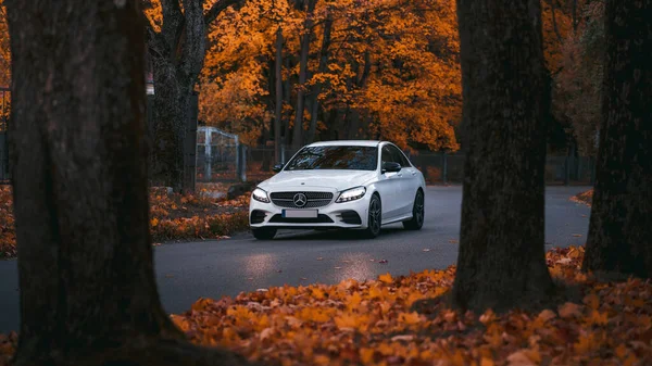 Riga, Letonya - 6 Ekim 2021 Mercedes-Benz C200 AMG 4Matic. C-Class, Daimler AG tarafından üretilen kompakt yönetici otomobiller serisidir. Sonbahar titreşimleri
