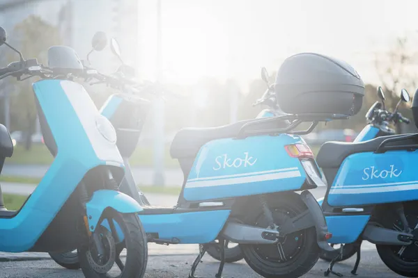 Riga, Letonya - 6 Kasım 2020: Skok eScooter paylaşım hizmeti