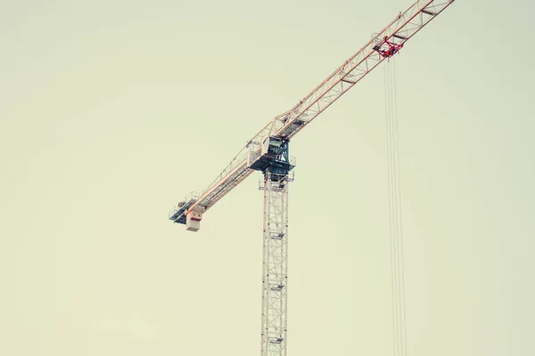 Gökyüzünün arka planında inşaat vinci. İnşaat alanı. Klasik görünüm