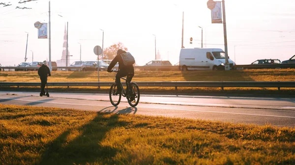 Riga, Letonya - 6 Ekim 2021: Güneşli bir sonbahar sabahında sabah trafiği