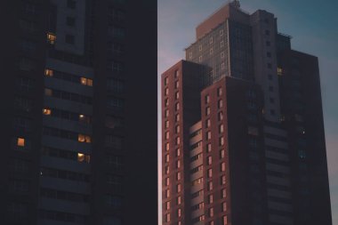 Riga, Letonya - 15 Kasım 2021: Sabahın erken saatlerinde çok katlı ev