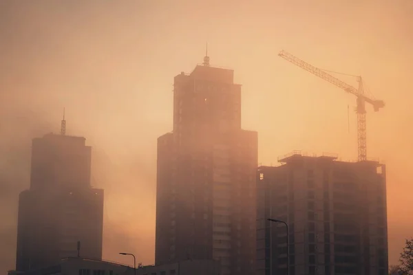 Silhueta Guindaste Construção Edifício Residencial Inacabado Uma Manhã Outono Nebulosa — Fotografia de Stock