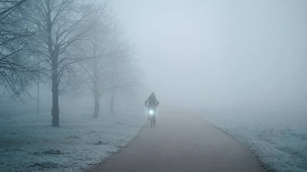 Vista Homens Pedalando Estrada Nevoeiro Manhã Homem Monta Uma Bicicleta — Fotografia de Stock