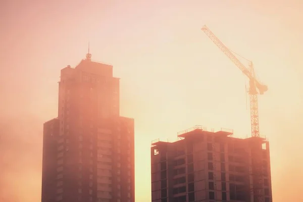 Sziluett Egy Építési Daru Befejezetlen Lakóépület Egy Ködös Őszi Reggelen — Stock Fotó