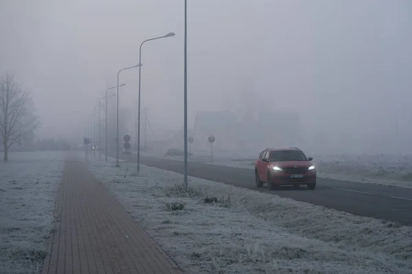 Riga Letonia Noviembre 2021 Skoda Kodiaq Rojo Conduciendo Por Nebulosa —  Fotos de Stock