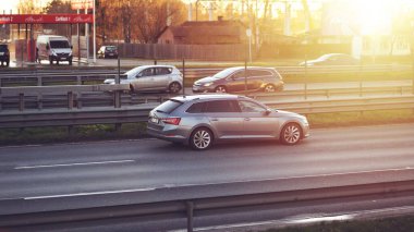 Riga, Letonya - 12 Kasım 2021: Koda Superb güneşli bir akşamda yola çıkıyor.