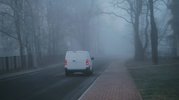 Рига Латвия Октября 2021 Белый Коммерческий Автомобиль Проезжающий Туманной Загадочной — стоковое фото