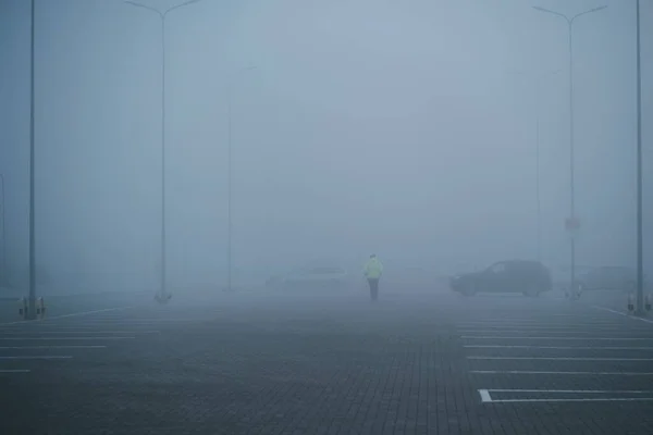 Bakifrån Utsikt Över Parkeringsvakten Går Över Parkeringsplatsen Dimmig Höstmorgon Säkerhetsvakt — Stockfoto