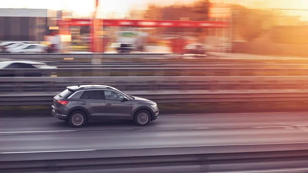 Riga, Letonya - 12 Kasım 2021: Gri Volkswagen T-Roc güneşli bir akşamda otobana çıktı