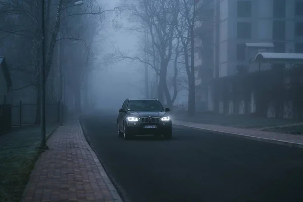 Рига Латвия Ноября 2021 Года Bmw Xdrive40D Туманной Городской Асфальтовой — стоковое фото