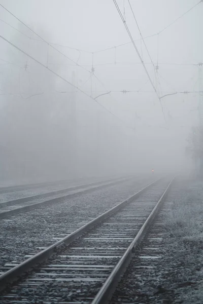 Soğuk bir sonbahar sabahı sisle, tren raylarıyla sona eren tren rayları.