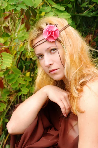 Retrato de una hermosa joven — Foto de Stock