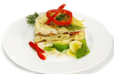 Beyaz tabakta soslu makarna