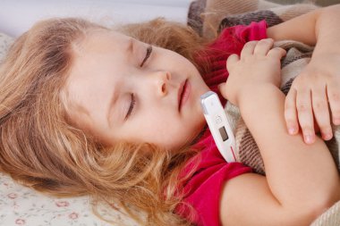 küçük kız yatakta yatan