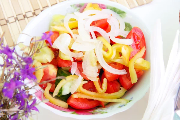 Ensalada de verduras en el plato —  Fotos de Stock