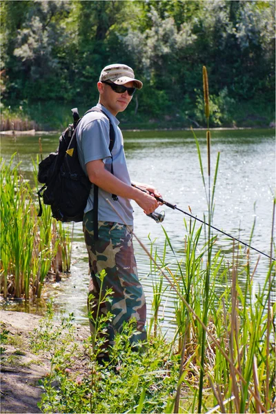 Giovane pesca uomo — Foto Stock