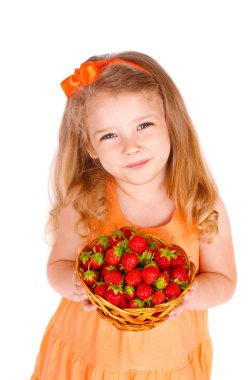 mutlu küçük kız çilek ile