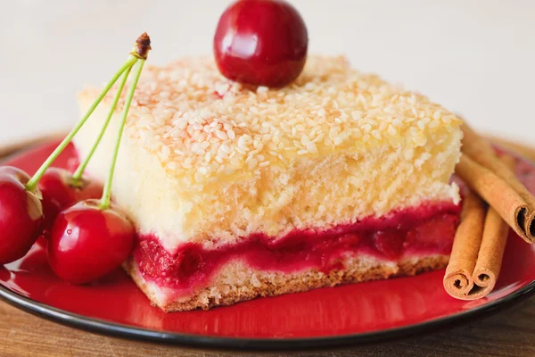 Rebanada de pastel de cereza en un plato — Foto de Stock
