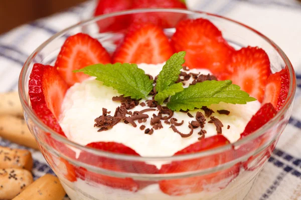 Холодный десерт из творога и ягод — стоковое фото