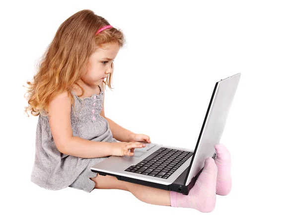 Dizüstü bilgisayarı olan küçük kız