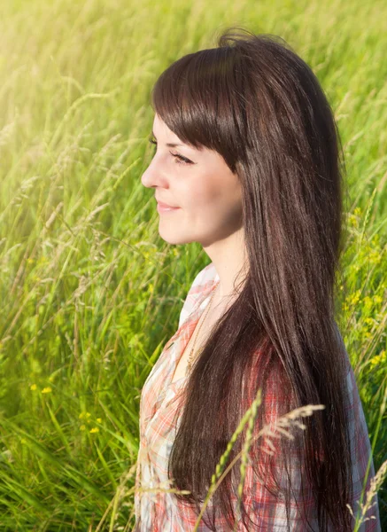 Retrato de uma jovem mulher sorridente — Fotografia de Stock