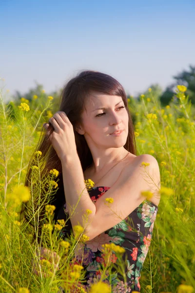 Porträtt av flicka på naturen i blommor — Stockfoto