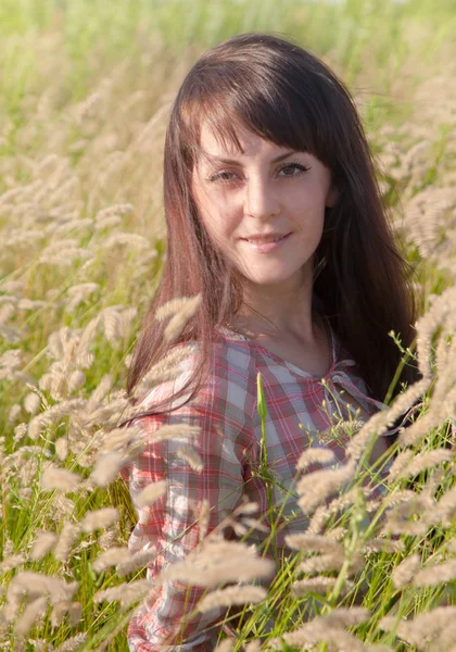 Retrato de uma jovem mulher sorridente — Fotografia de Stock