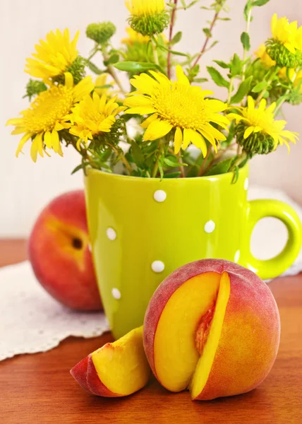 Bodegón con flores y melocotón — Foto de Stock