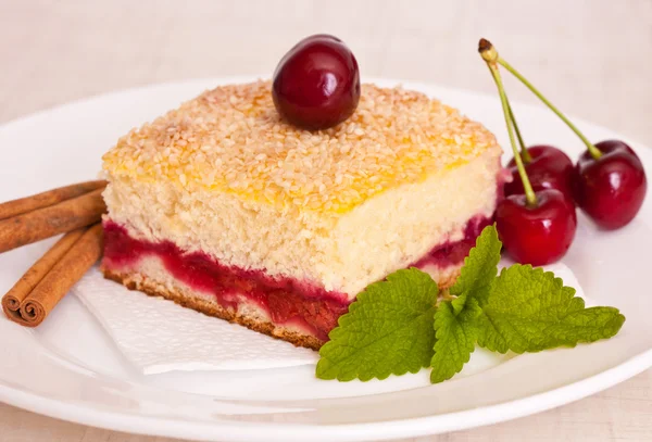 Rebanada de pastel de cereza en un plato — Foto de Stock