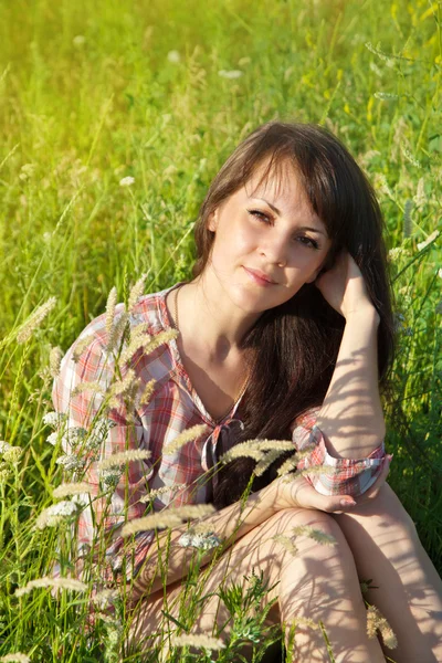 Retrato de uma jovem mulher sorridente — Fotografia de Stock