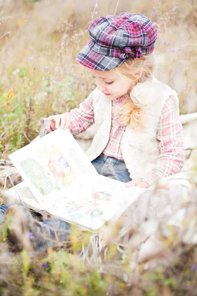 Klein meisje lezen boek — Stockfoto