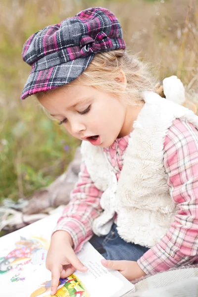 Küçük kız kitap okuyor.