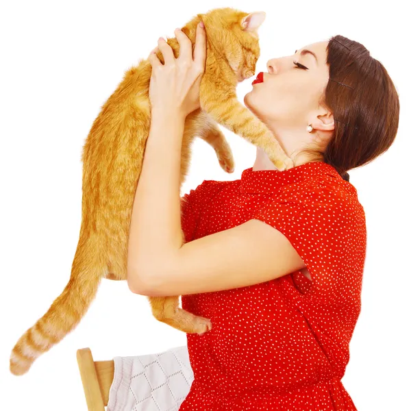 Schöne brünette Mädchen küsst eine rote Katze — Stockfoto