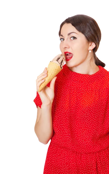Mujer bonita en vestido rojo comiendo helado —  Fotos de Stock
