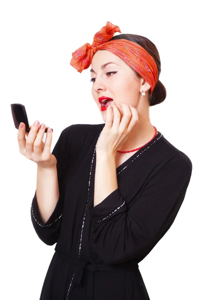 Giovane donna che si guarda allo specchio e corregge il trucco — Foto Stock