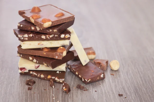 Kawałki czekolady na stole — Zdjęcie stockowe