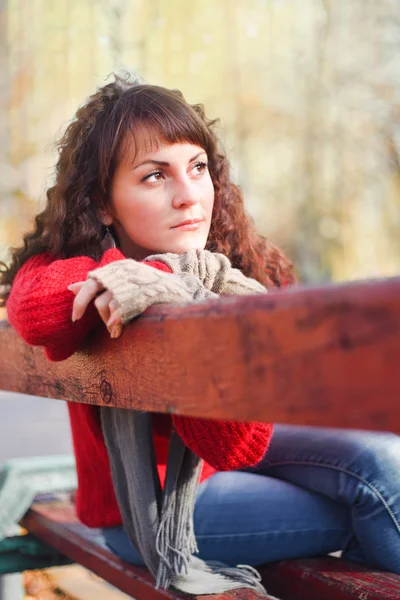 Smutna dziewczyna w parku na ławce — Zdjęcie stockowe