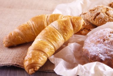 ev yapımı kurabiye, kruvasan ve muffin