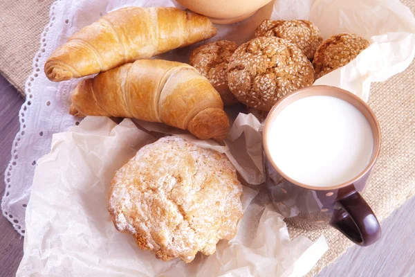 Melk en zelfgemaakt gebak op een tafel in rustieke stijl — Stockfoto