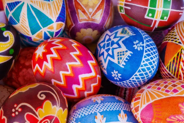 Смесь яиц с традиционными дизайнами — стоковое фото