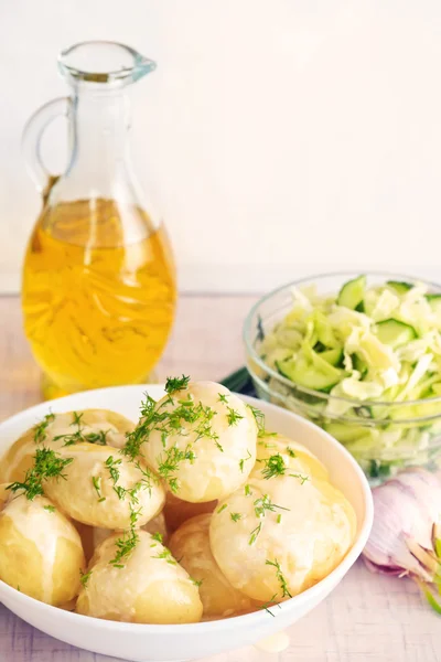 Patatas recién hervidas con aceite y ensalada —  Fotos de Stock