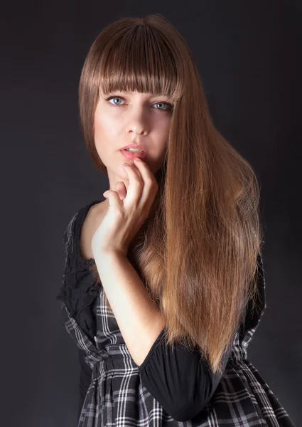 Mujer bonita sobre un fondo negro — Foto de Stock