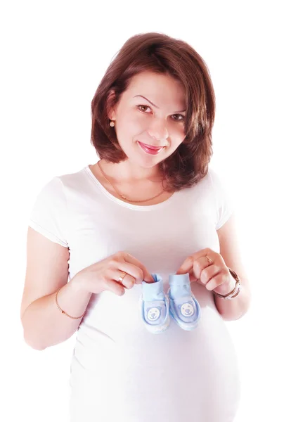 Retrato de mujer embarazada con zapatos de bebé —  Fotos de Stock