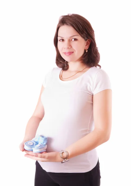 Portret van zwangere vrouw met baby schoenen — Stockfoto