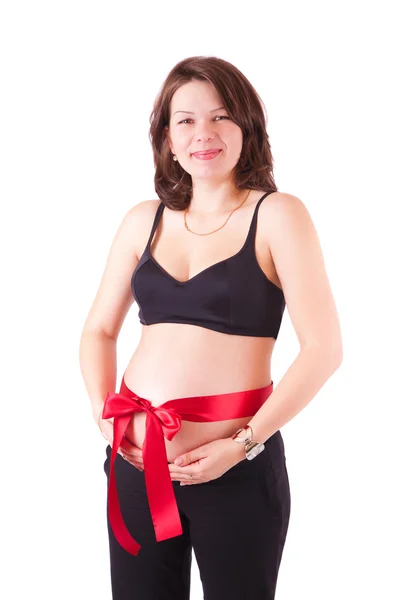 Piękna kobieta w ciąży z czerwoną wstążką — Zdjęcie stockowe
