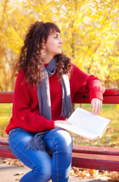 Güneşli bir sonbahar park kitap ile kız — Stok fotoğraf