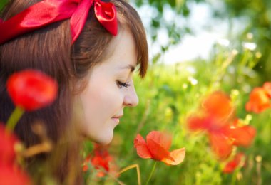 alan çiçekli kadın